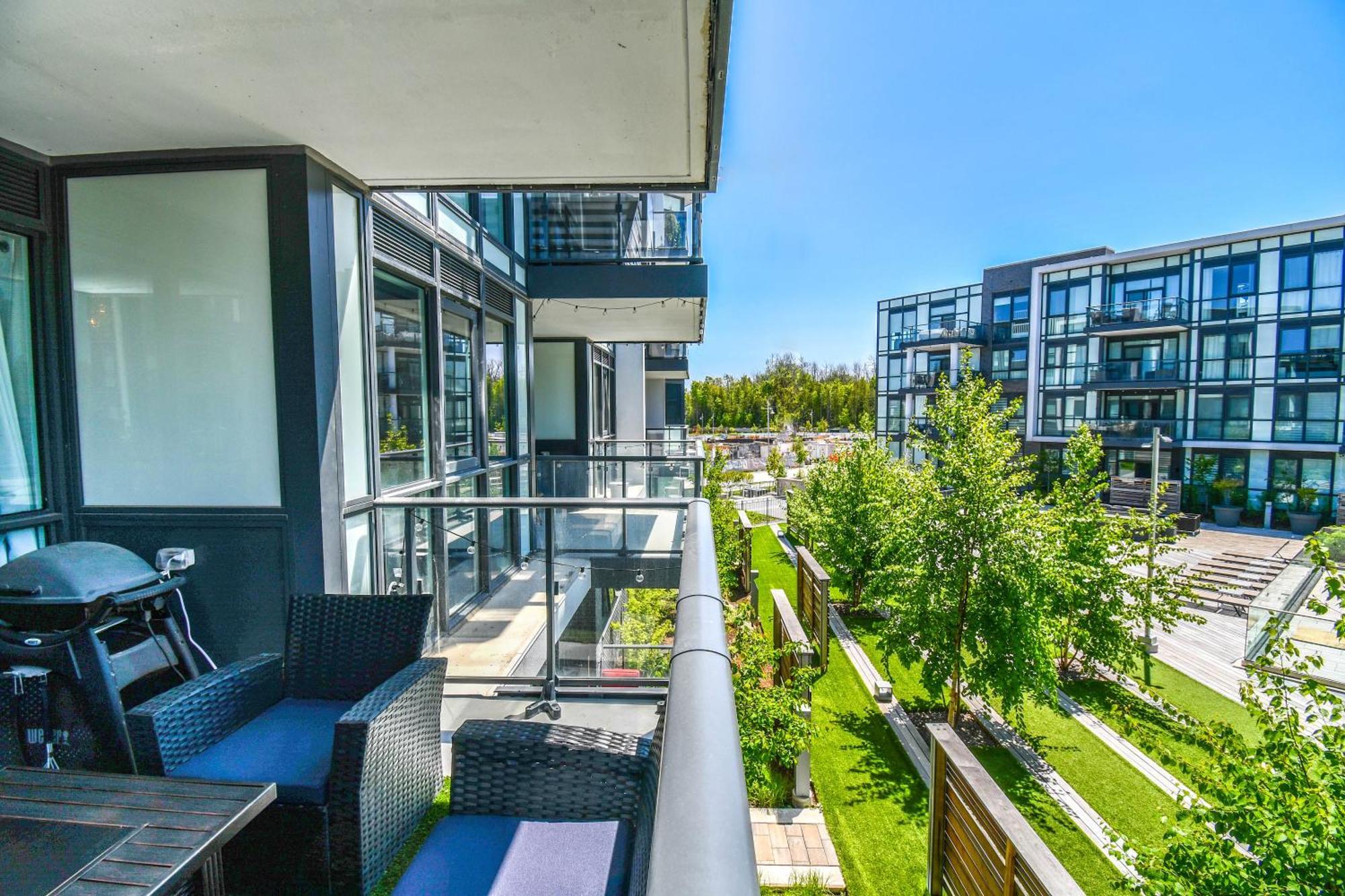 Pet Friendly Condos At Friday Harbour Innisfil ภายนอก รูปภาพ